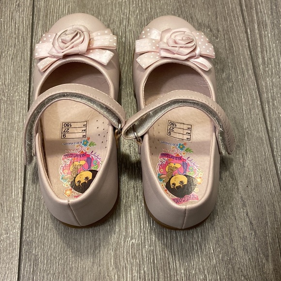 Dora the Explorer girls pink dress shoes.Size:9. With Velcro straps and rose bow - Picture 3 of 7